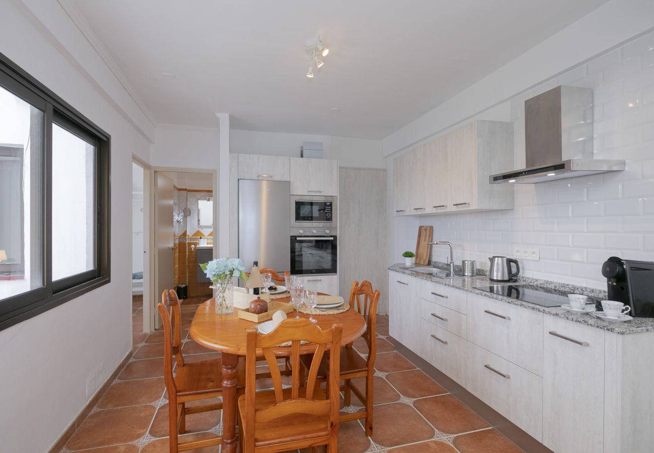 Appartement à Icod de los Vinos - Escapade Vintage au Centre-Ville / À 1 min du Centre + Wi-Fi Rapide