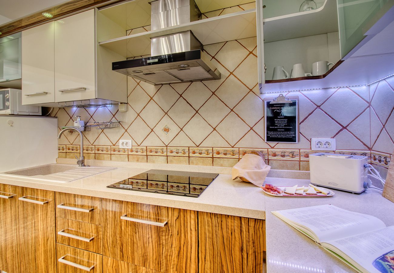 Maison à Puerto de la Cruz - Villa Bien-Être 4 Chambres | Piscine, Sauna et Salle de Sport