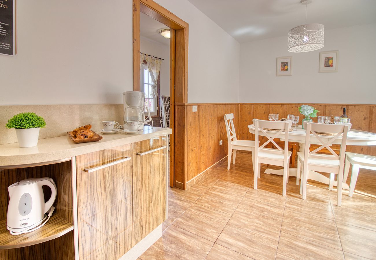 Maison à Puerto de la Cruz - Villa Bien-Être 4 Chambres | Piscine, Sauna et Salle de Sport