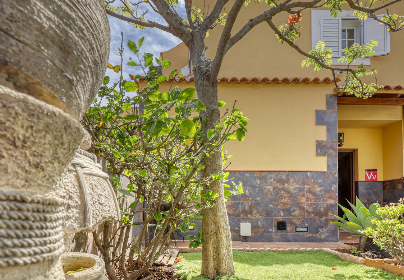 Maison à Puerto de la Cruz - Villa Bien-Être 4 Chambres | Piscine, Sauna et Salle de Sport