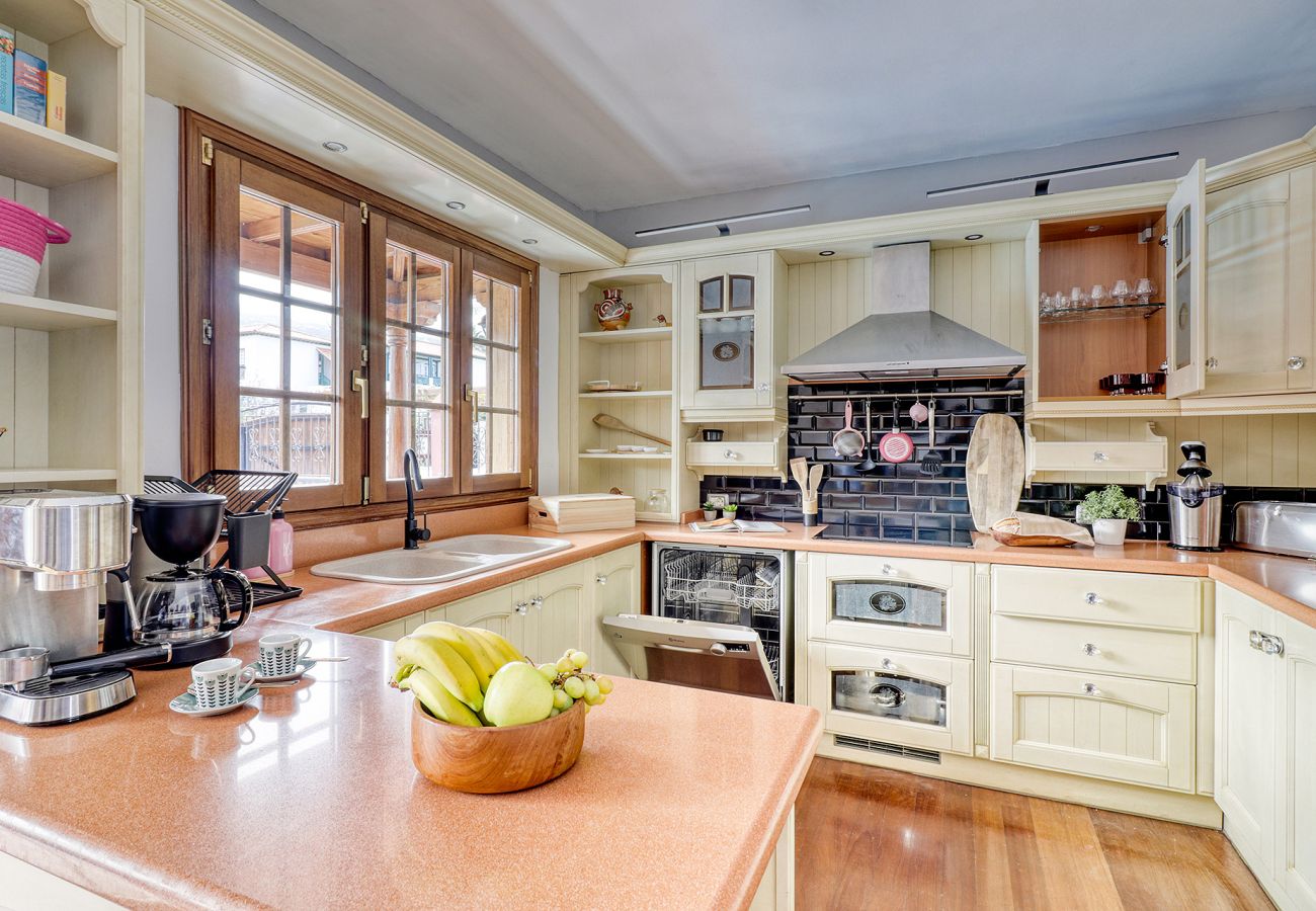 Villa in Puerto de la Cruz - 4BR Work-Life Villa|Pool, Gym, Office, Billiard