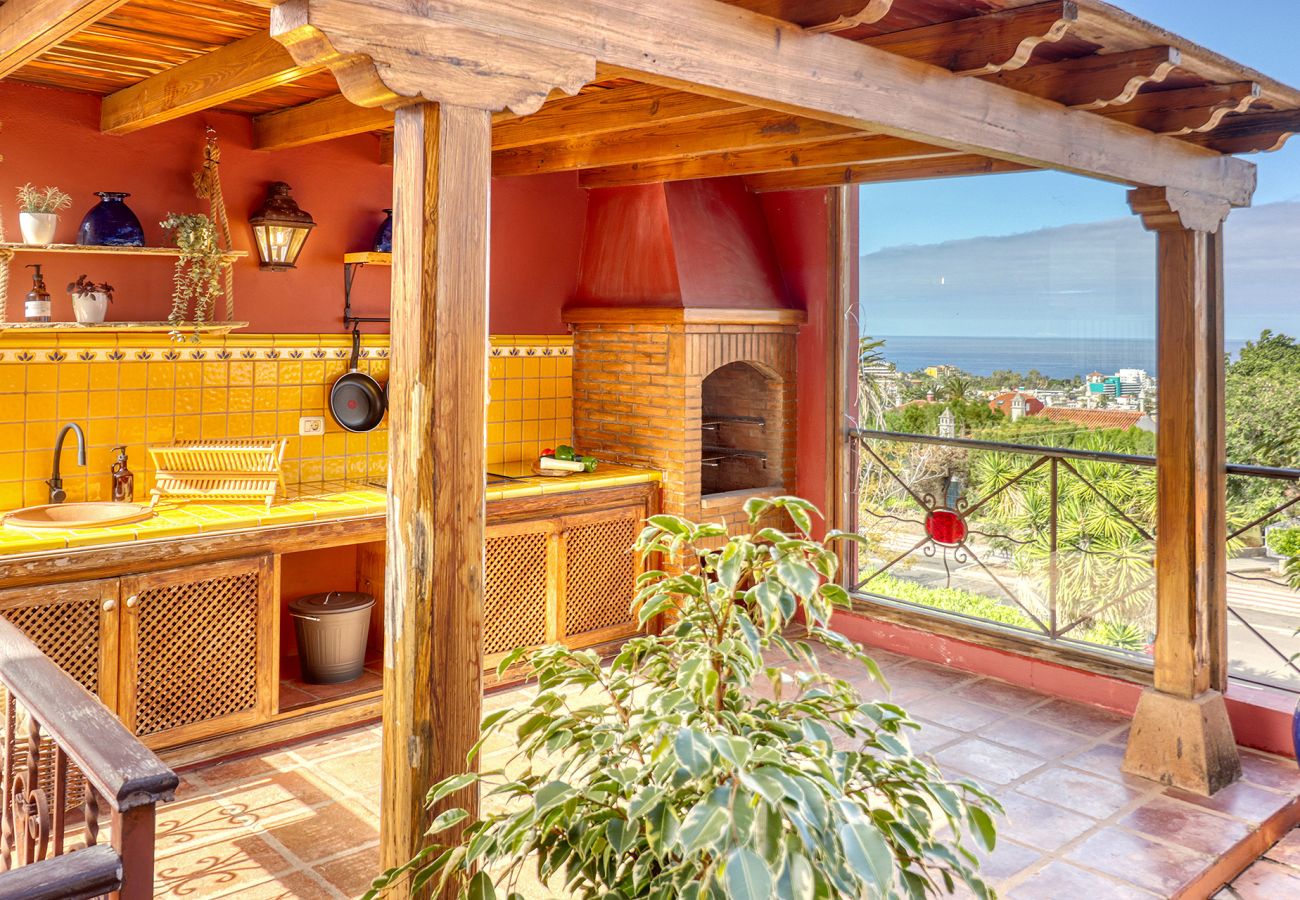 Villa in Puerto de la Cruz - 4BR Work-Life Villa|Pool, Gym, Office, Billiard