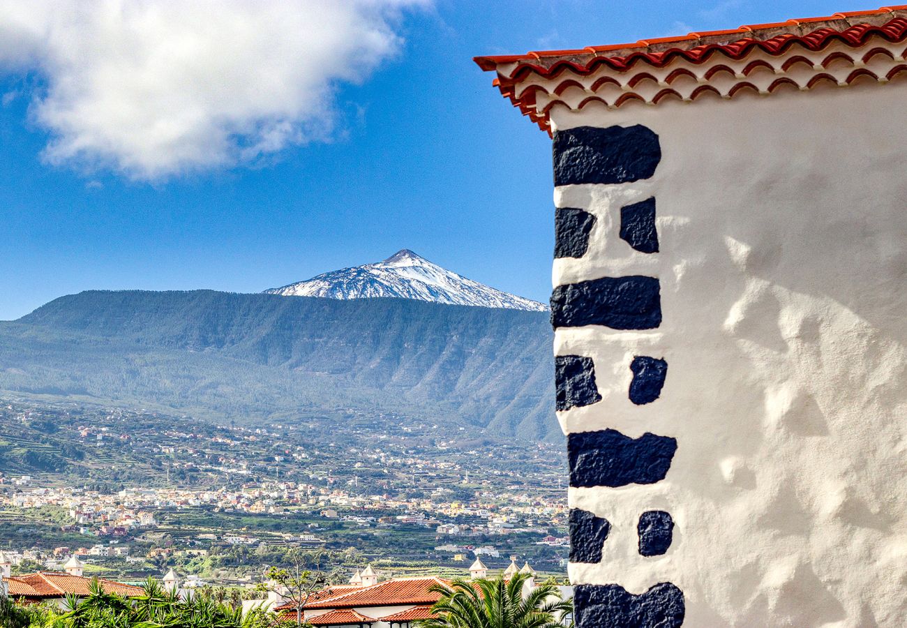 Villa in Puerto de la Cruz - 4BR Work-Life Villa|Pool, Gym, Office, Billiard