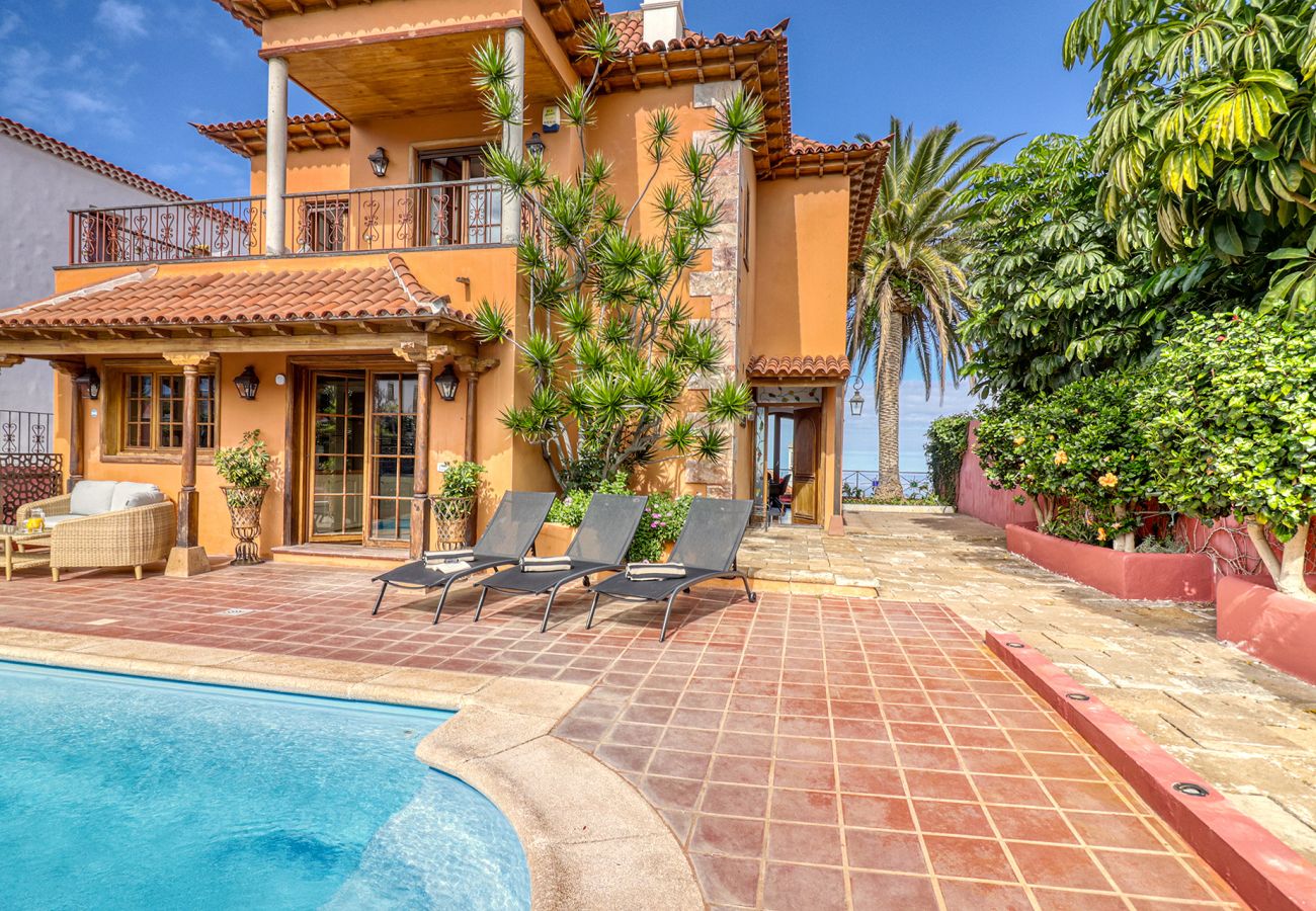 Villa in Puerto de la Cruz - 4BR Work-Life Villa|Pool, Gym, Office, Billiard