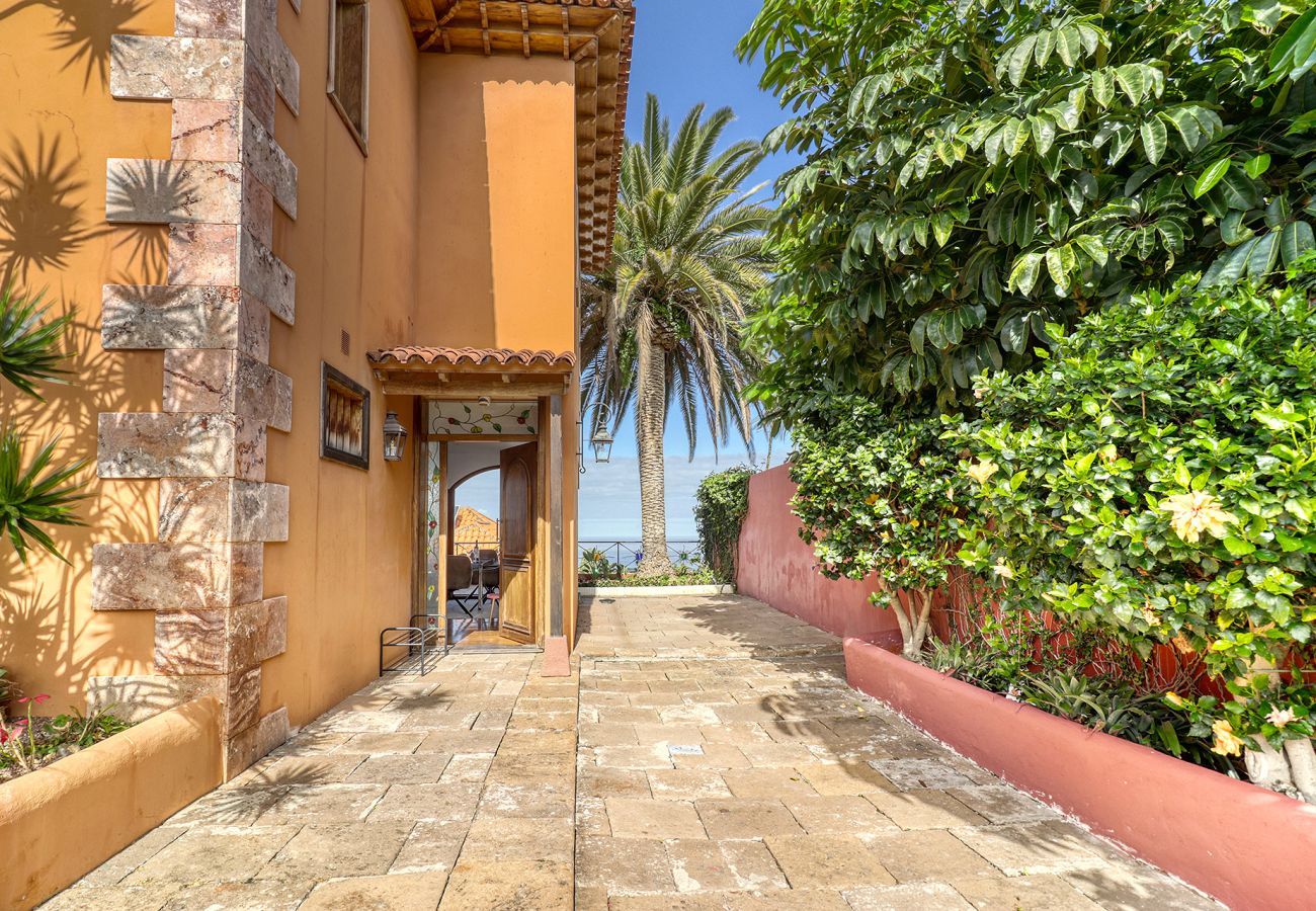 Villa in Puerto de la Cruz - 4BR Work-Life Villa|Pool, Gym, Office, Billiard