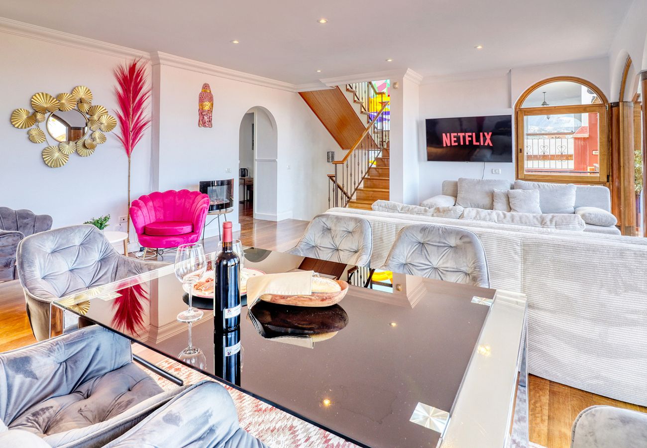 Villa in Puerto de la Cruz - 4BR Work-Life Villa|Pool, Gym, Office, Billiard
